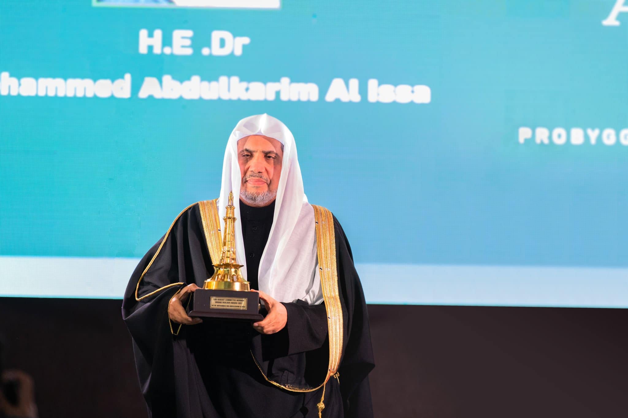 Norveška Komisija za nagradu Graditelji mostova je dodijelila Nj.E. šejhu dr. Muhamedu b. Abdulkerimu Al-Isau, generalnom sekretaru Lige muslimanskog svijeta i predsjedniku Organizacije islamskih učenjaka njenu prestižnu svjetsku nagradu za 2021. godinu.