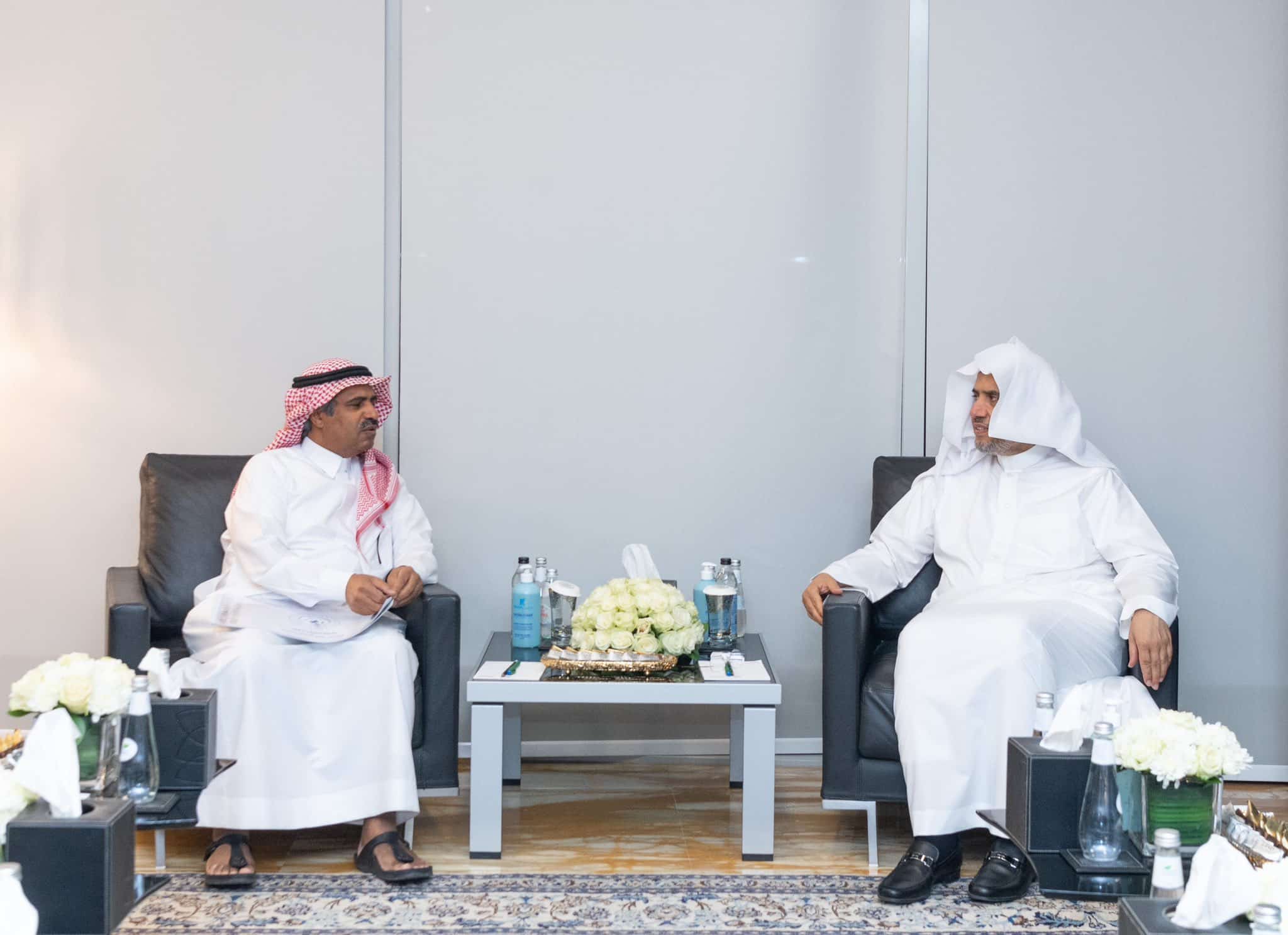 Nj. E. generalni sekretar i predsjednik Vijeća islamskih učenjaka, šejh dr. Muhamed Al-Isa u svome Uredu u Rijadu sastao se sa uvaženim  generalnim sekretarom Međunarodnog vijeća za arapski jezik, prof. dr.  Alijem Abdulahom Musaom.